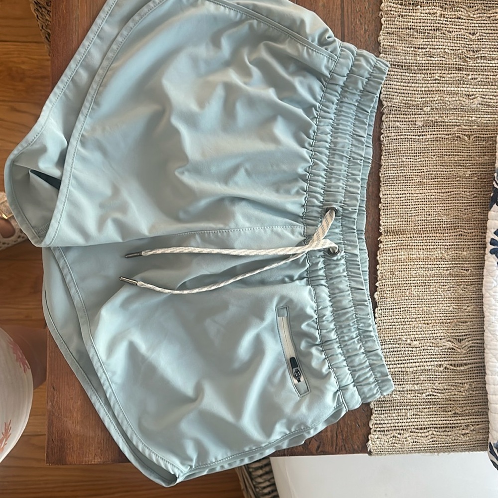 Like new size small Vuori Clementine Shorts